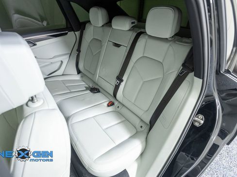 Used 2024 Porsche Macan AWD/4WD image 35