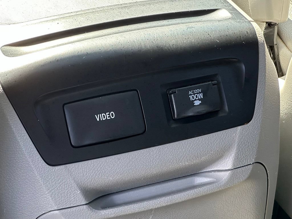 Used 2016 Toyota Sienna XLE Premium AWD/4WD image 32