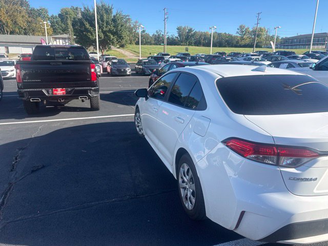 Used 2021 Toyota Corolla LE FWD image 2