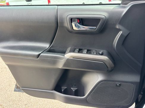 Used 2022 Toyota Tacoma Limited AWD/4WD image 12