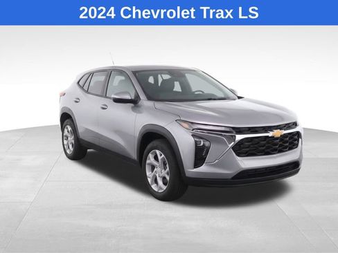 Used 2024 Chevrolet Trax LS w/ LS Convenience Package FWD image 2
