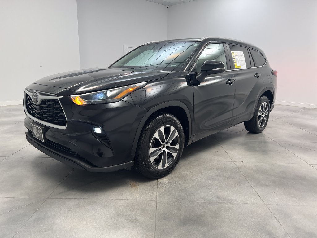 Used 2025 Toyota Highlander XLE FWD image 4