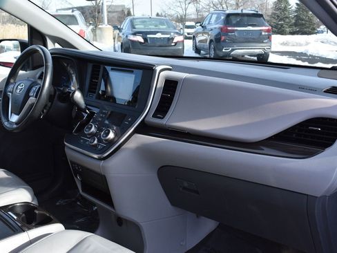 Used 2016 Toyota Sienna XLE image 30