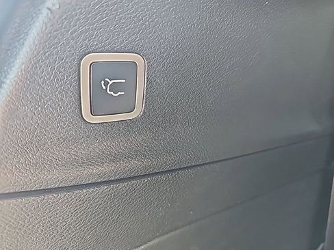 Used 2021 Chrysler Pacifica Limited w/ Uconnect Theater Family Group image 47