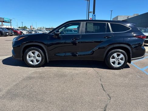 Used 2024 Toyota Highlander LE AWD/4WD image 8