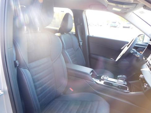 New 2025 Mitsubishi Outlander SE image 24