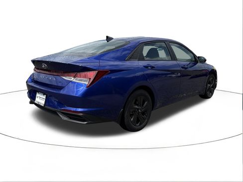 Used 2022 Hyundai Elantra SEL w/ Convenience Package FWD image 3
