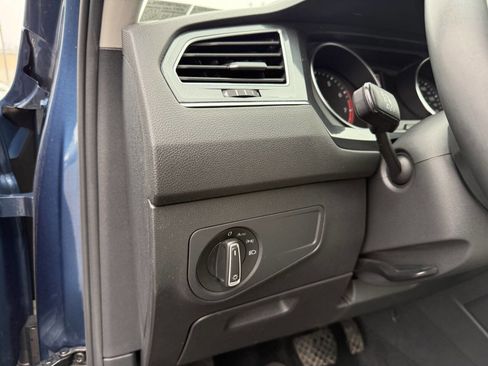 Used 2020 Volkswagen Tiguan SE image 11