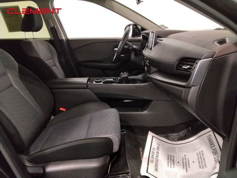 Used 2023 Nissan Rogue SV image 33