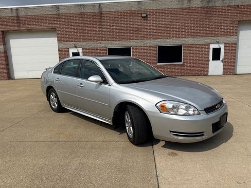 Used 2009 Chevrolet Impala LT w/ Luxury Edition Package FWD image 3