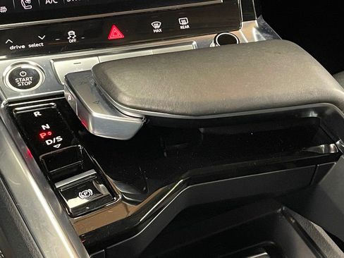 Used 2021 Audi e-tron Premium Plus w/ Premium Plus Package image 38