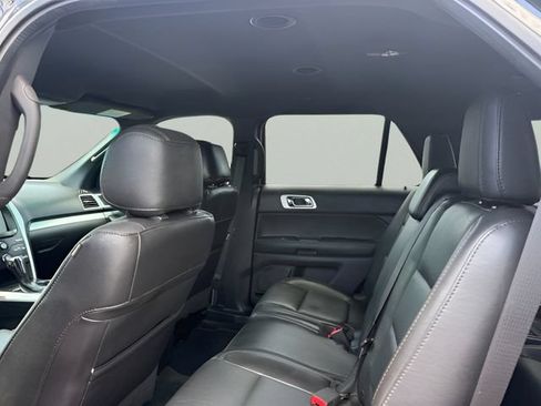 Used 2014 Ford Explorer XLT w/ Equipment Group 202A AWD/4WD image 9