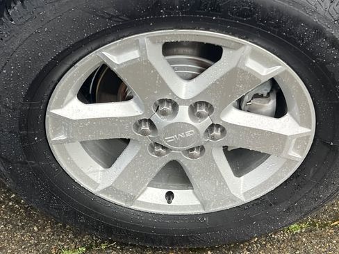 Used 2016 GMC Acadia SLE image 17