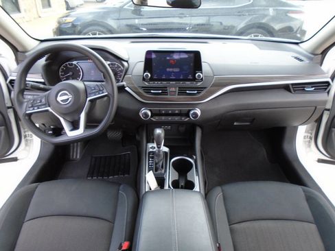 Used 2024 Nissan Altima 2.5 SV FWD image 13