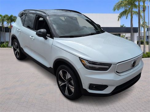 Used 2022 Volvo XC40 P8 Recharge Plus image 2