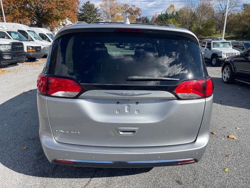 Used 2018 Chrysler Pacifica Touring-L image 5