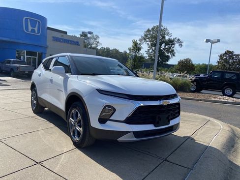 Used 2025 Chevrolet Blazer LT FWD image 2