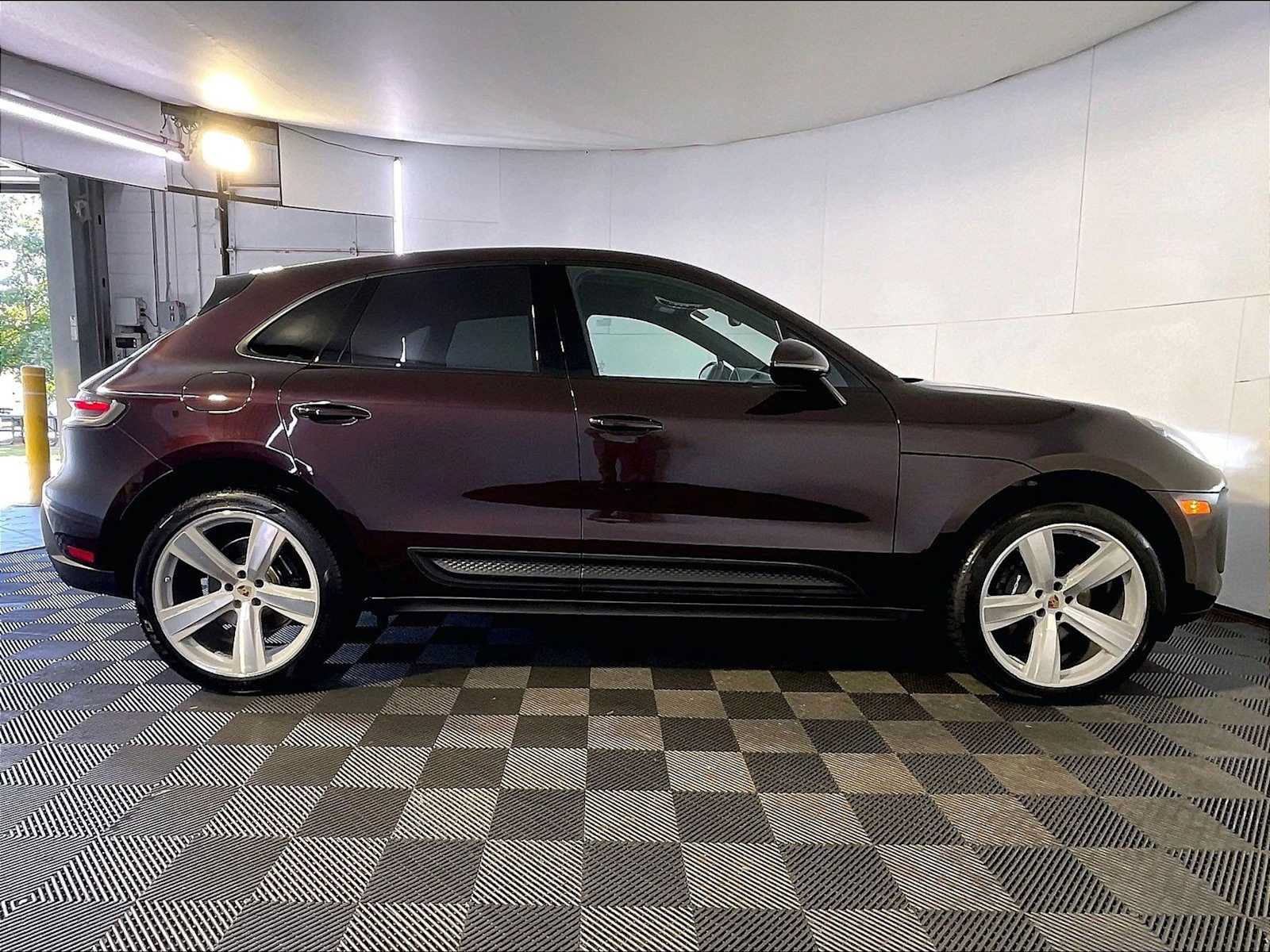 Certified 2024 Porsche Macan AWD/4WD image 8