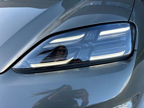 Certified 2025 Porsche Macan Electric image 13