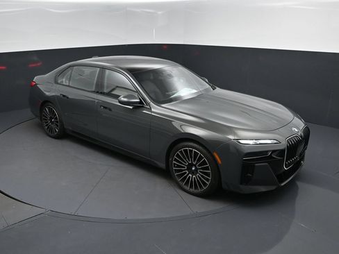 Certified 2026 BMW 740i w/ Executive Package RWD image 36