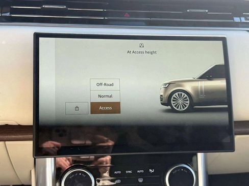 Used 2023 Land Rover Range Rover SE image 30