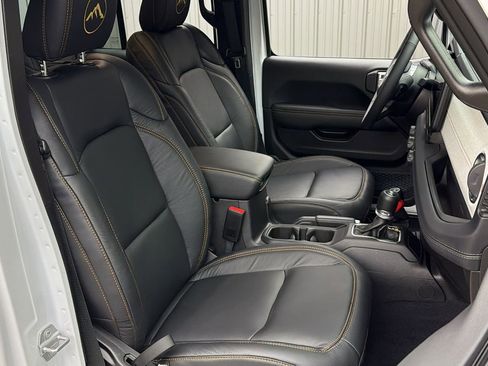 Used 2025 Jeep Wrangler Unlimited Sahara image 35