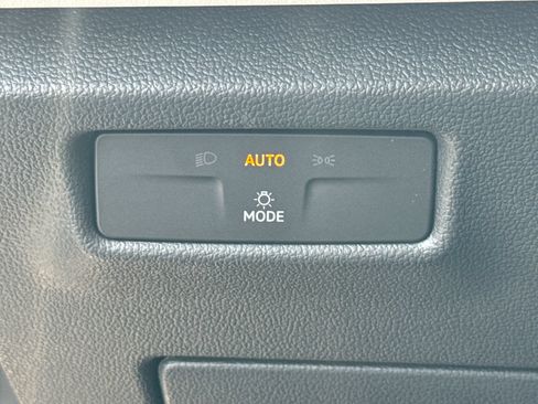 Used 2025 Volkswagen Tiguan SE w/ Panoramic Sunroof Package AWD/4WD image 32
