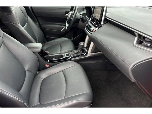 Used 2023 Toyota Corolla Cross XLE image 17