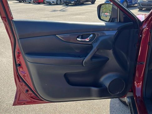 Used 2020 Nissan Rogue SV image 10