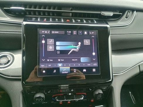 Used 2023 Jeep Grand Cherokee Laredo w/ Luxury Tech Group I AWD/4WD image 31