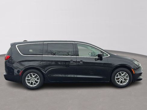 Used 2023 Chrysler Voyager LX image 7