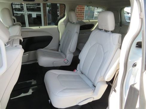 Used 2021 Chrysler Pacifica Touring-L w/ Uconnect Theater Family Group FWD image 24