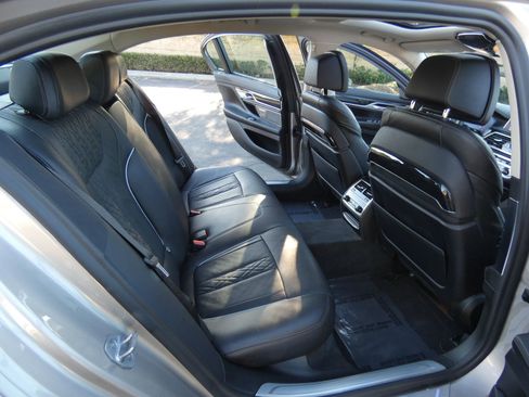 Used 2020 BMW 750i xDrive w/ Executive Package image 36