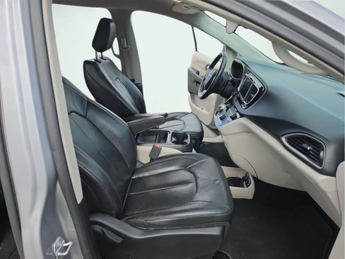 Used 2018 Chrysler Pacifica Touring-L FWD image 18