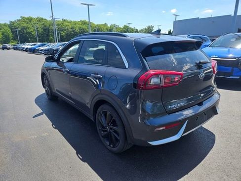Used 2019 Kia Niro S Touring FWD image 2