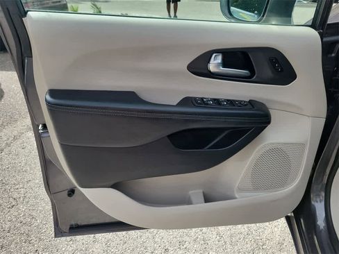 Used 2020 Chrysler Pacifica Limited image 17