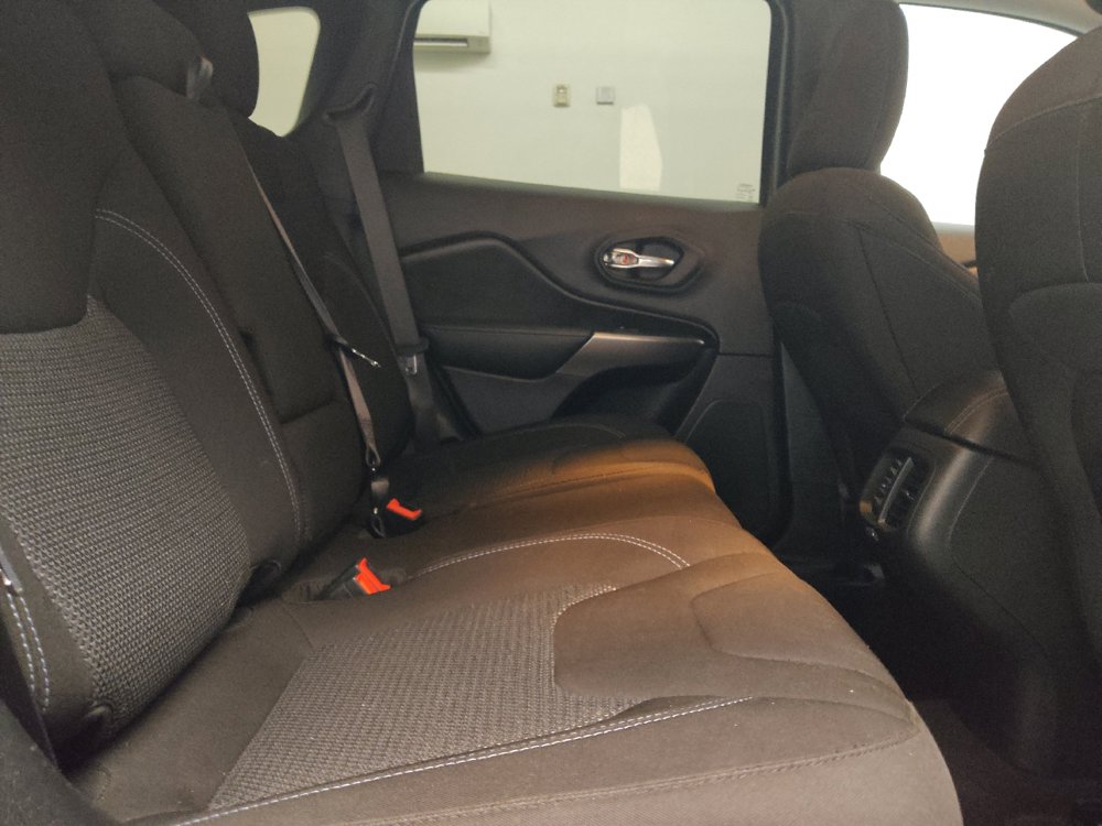 Used 2020 Jeep Cherokee Latitude FWD image 19