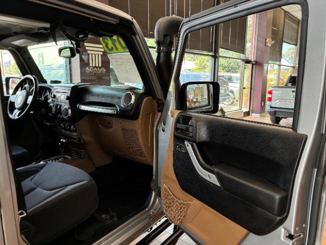 Used 2013 Jeep Wrangler Unlimited Sahara w/ Connectivity Group AWD/4WD image 36