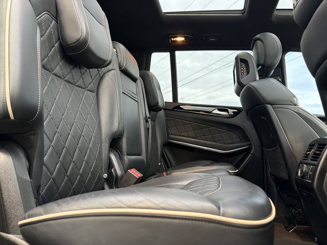 Used 2015 Mercedes-Benz GL 550 4MATIC w/ Driver Assistance Package image 28
