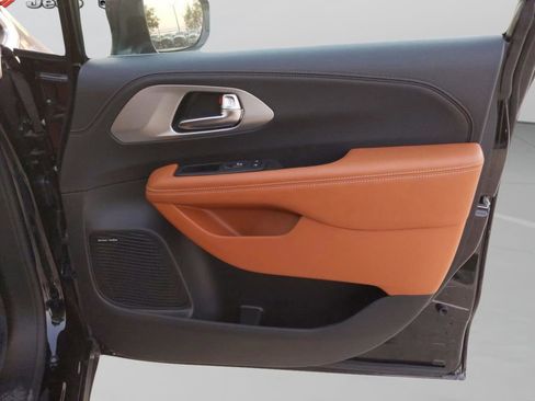 New 2026 Chrysler Pacifica Pinnacle image 31