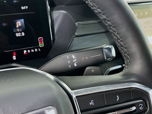 Used 2025 GMC Acadia Elevation image 25