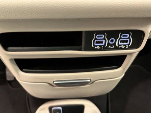 Used 2023 Chrysler Pacifica Touring-L FWD image 21