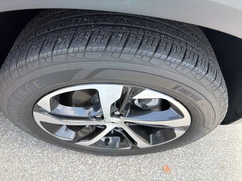 Used 2024 Chevrolet Trax RS w/ Sunroof Package FWD image 5