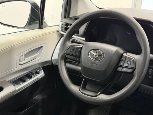 Used 2025 Toyota Sienna LE image 13