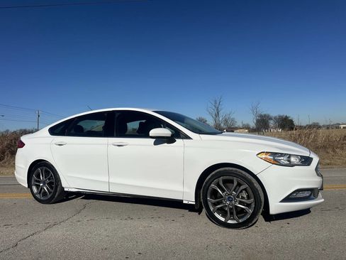 Used 2017 Ford Fusion SE w/ Equipment Group 201A image 2