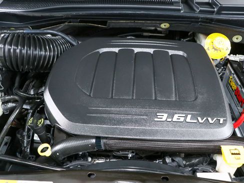 Used 2016 Chrysler Town & Country Touring FWD image 32