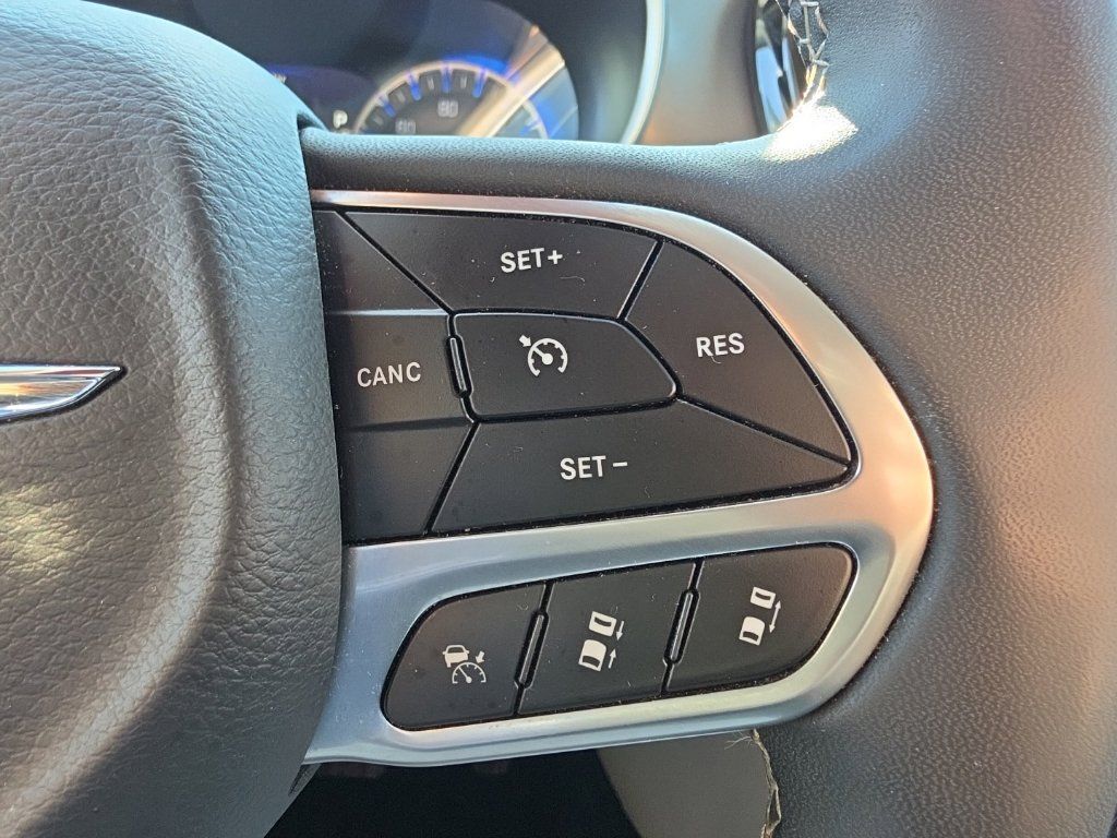 Used 2023 Chrysler Pacifica Touring-L FWD image 15