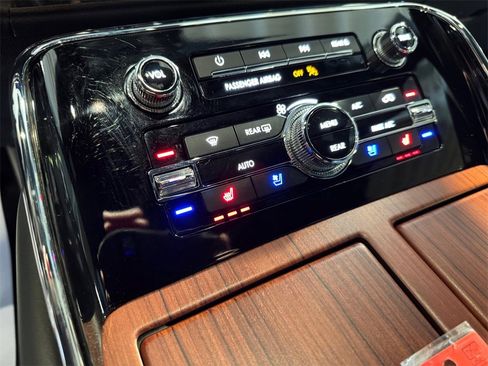 Used 2024 Lincoln Navigator Reserve image 30