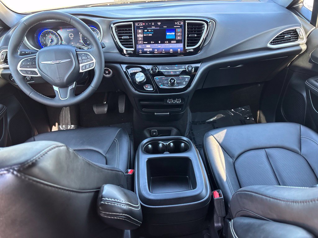 Used 2025 Chrysler Voyager LX FWD image 21
