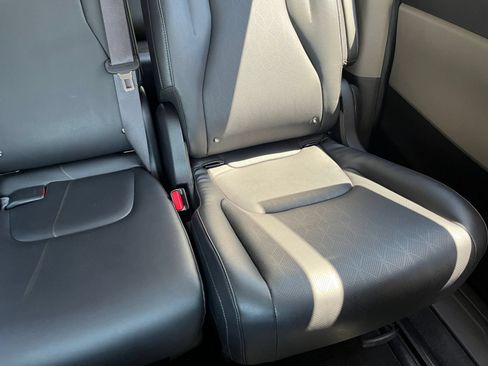 Used 2026 Kia Carnival FWD image 39